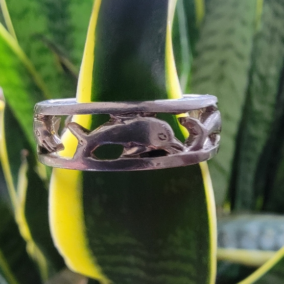 Elegant 925 Sterling Silver Dolphin Ring Size 8. - Picture 3 of 6